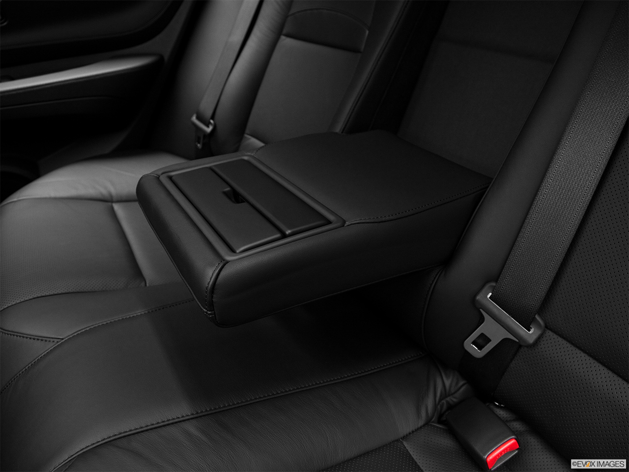 2012 Acura ZDX ZDX Advance Rear center console with closed lid from driver's side looking down. 