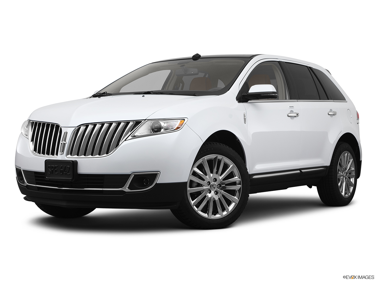 2013 Lincoln MKX FWD Front angle medium view. 