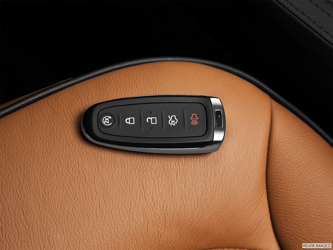 2013 Lincoln MKX FWD Key fob on driver's seat. 