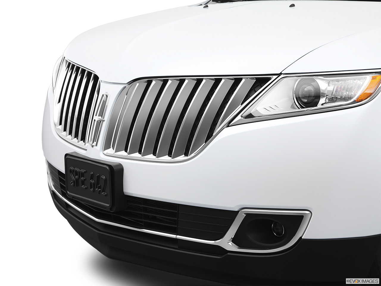 2013 Lincoln MKX FWD Close up of Grill. 