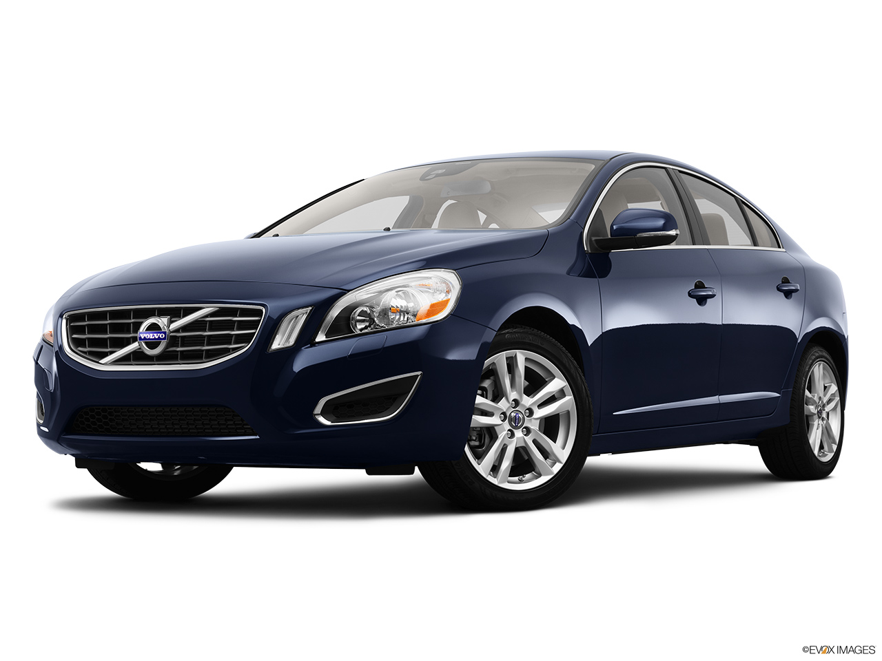 2013 Volvo S60 T5 FWD Premier Front angle medium view. 