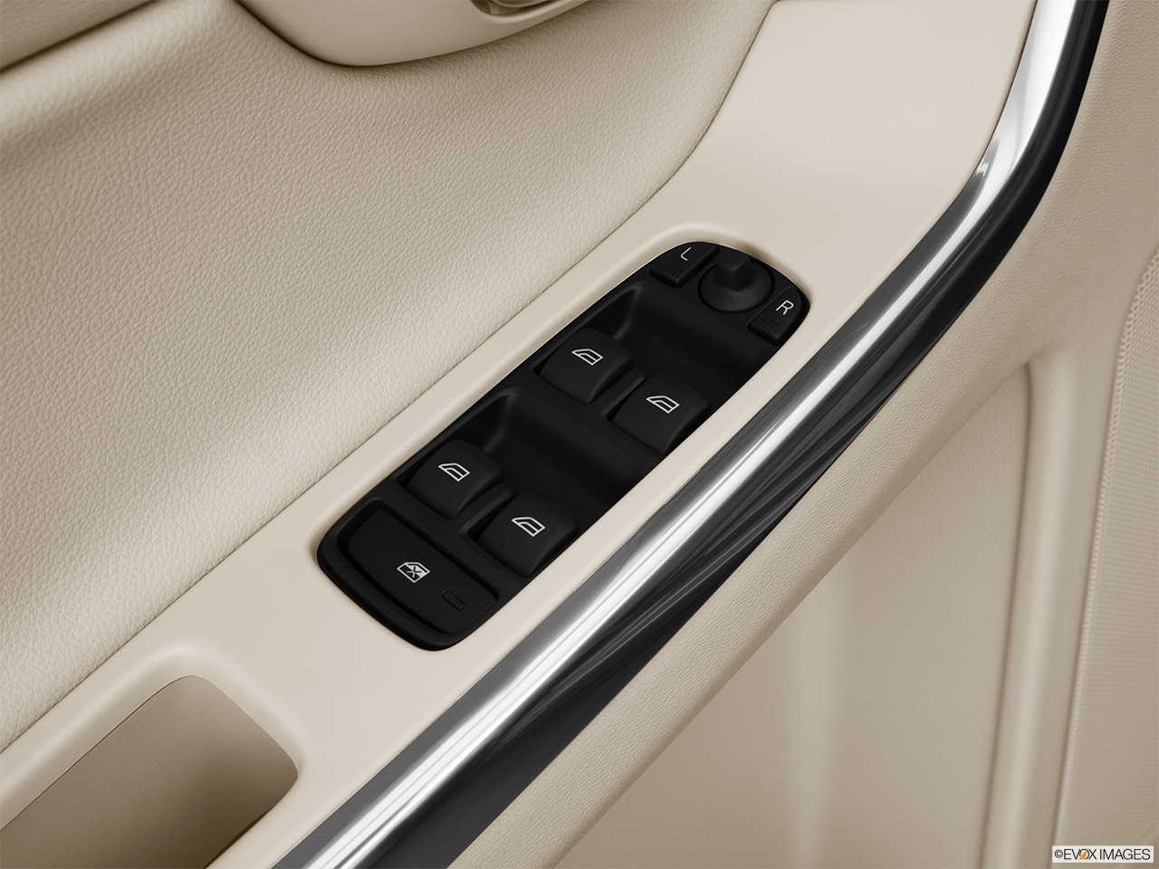2013 Volvo XC60 3.2 FWD Premier Plus Driver's side inside window controls. 