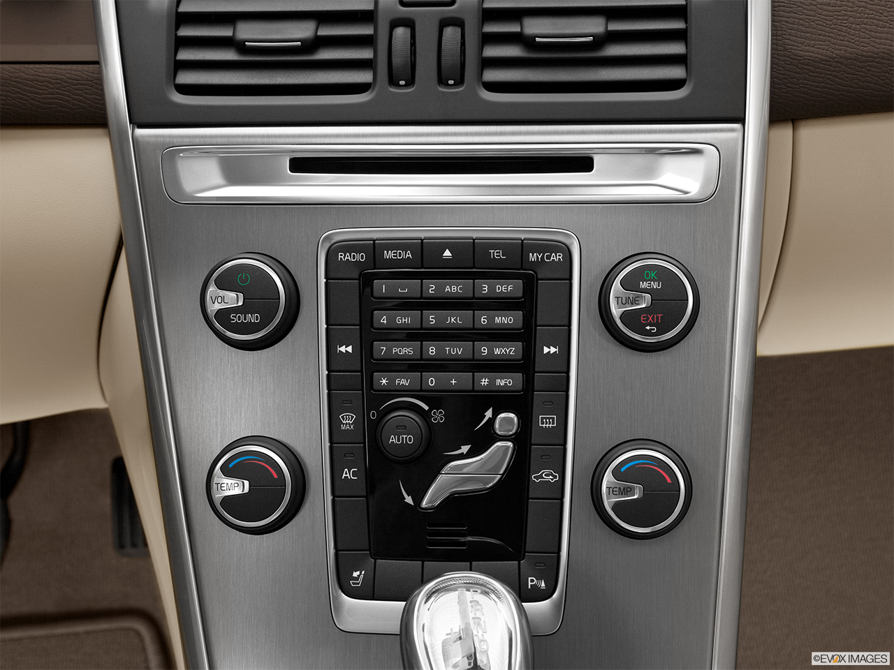 2013 Volvo XC60 3.2 FWD Premier Plus Closeup of radio head unit 