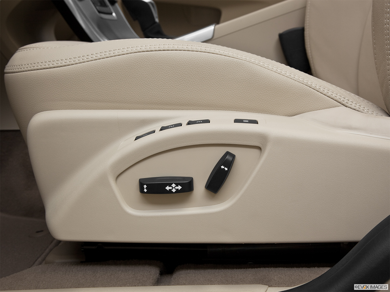 2013 Volvo XC60 3.2 FWD Premier Plus Seat Adjustment Controllers. 