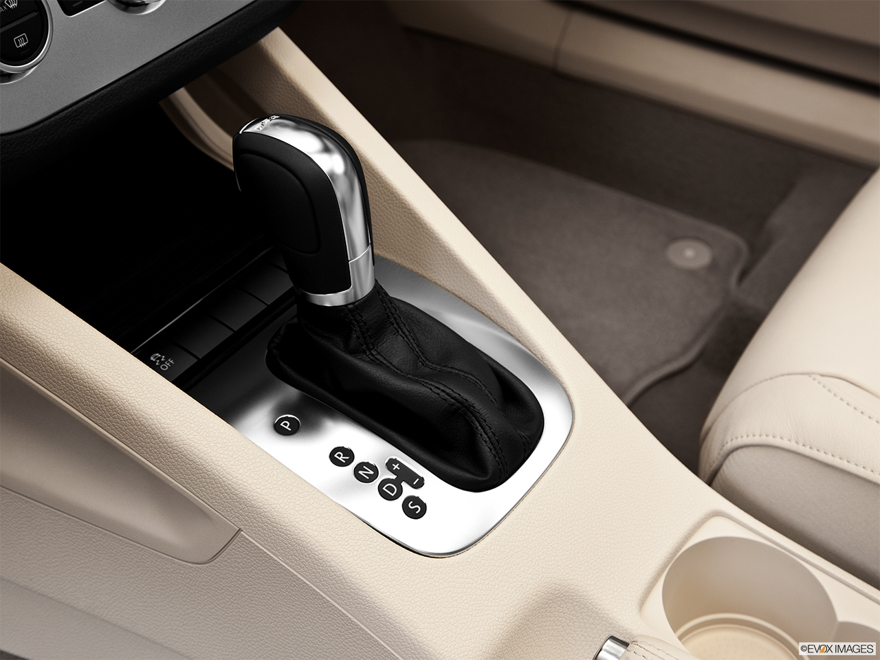2013 Volkswagen Eos Lux Gear shifter/center console. 