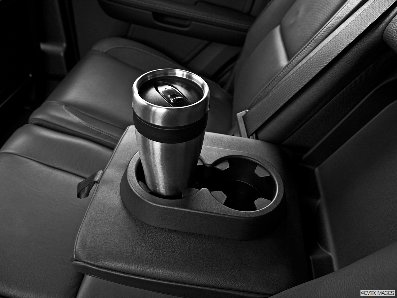 2013 Cadillac Escalade Hybrid Platinum Cup holder prop (quaternary). 