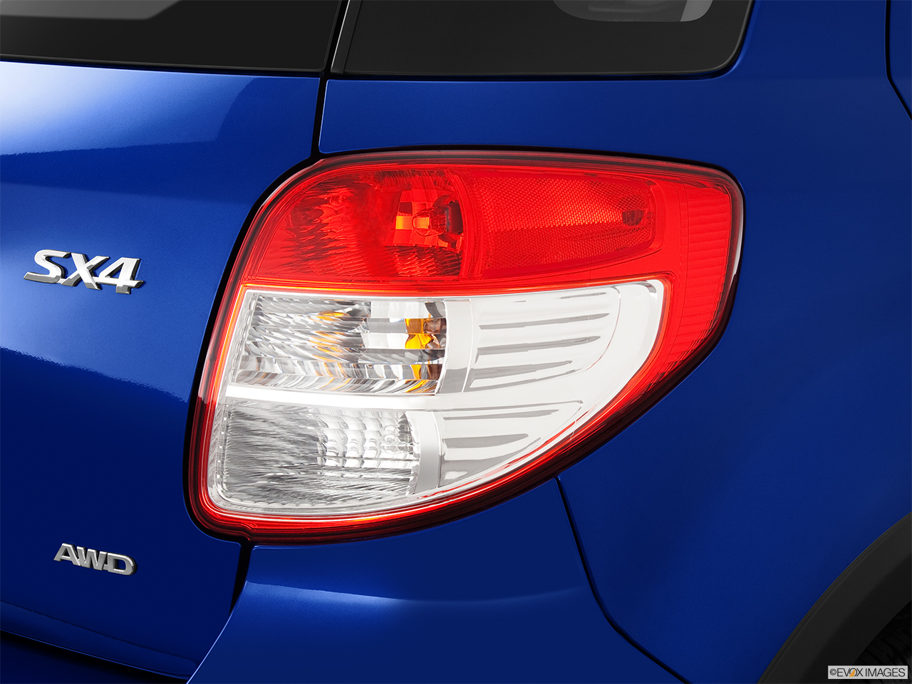 2013 Suzuki SX4 AWD Crossover Premium AT AWD Passenger Side Taillight. 