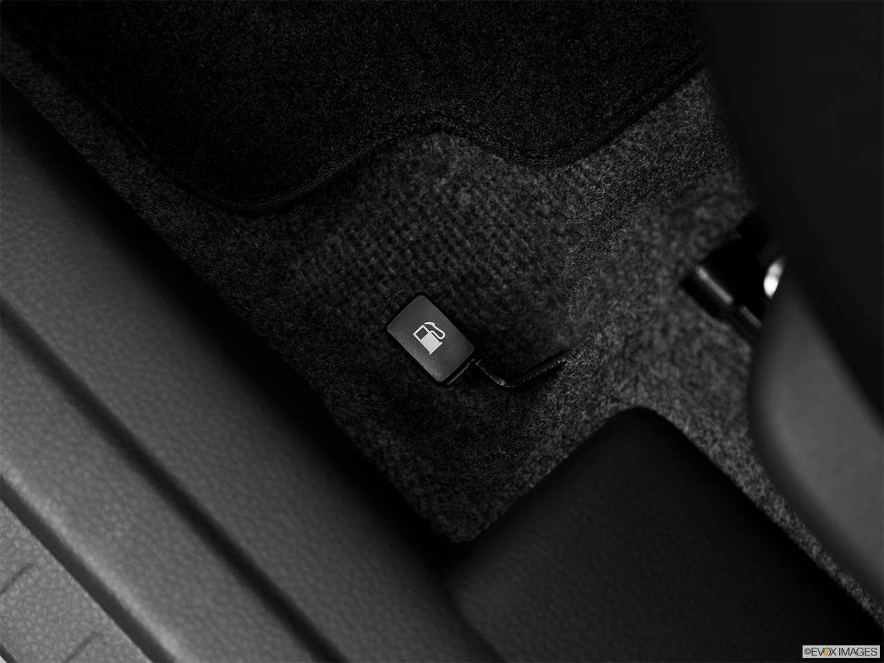 2013 Suzuki SX4 AWD Crossover Premium AT AWD Gas cap release. 
