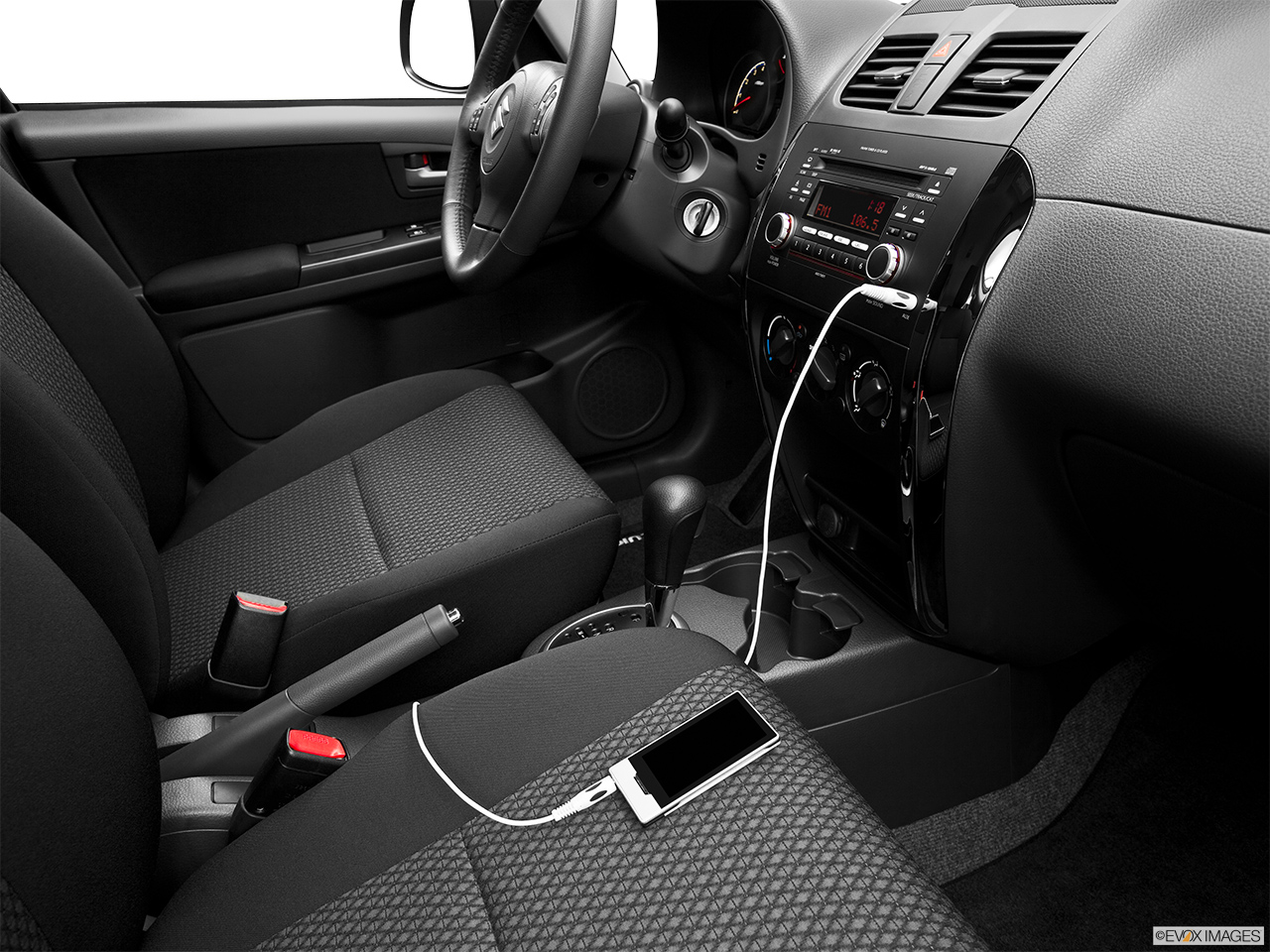 2013 Suzuki SX4 AWD Crossover Premium AT AWD Zune and auxiliary jack 