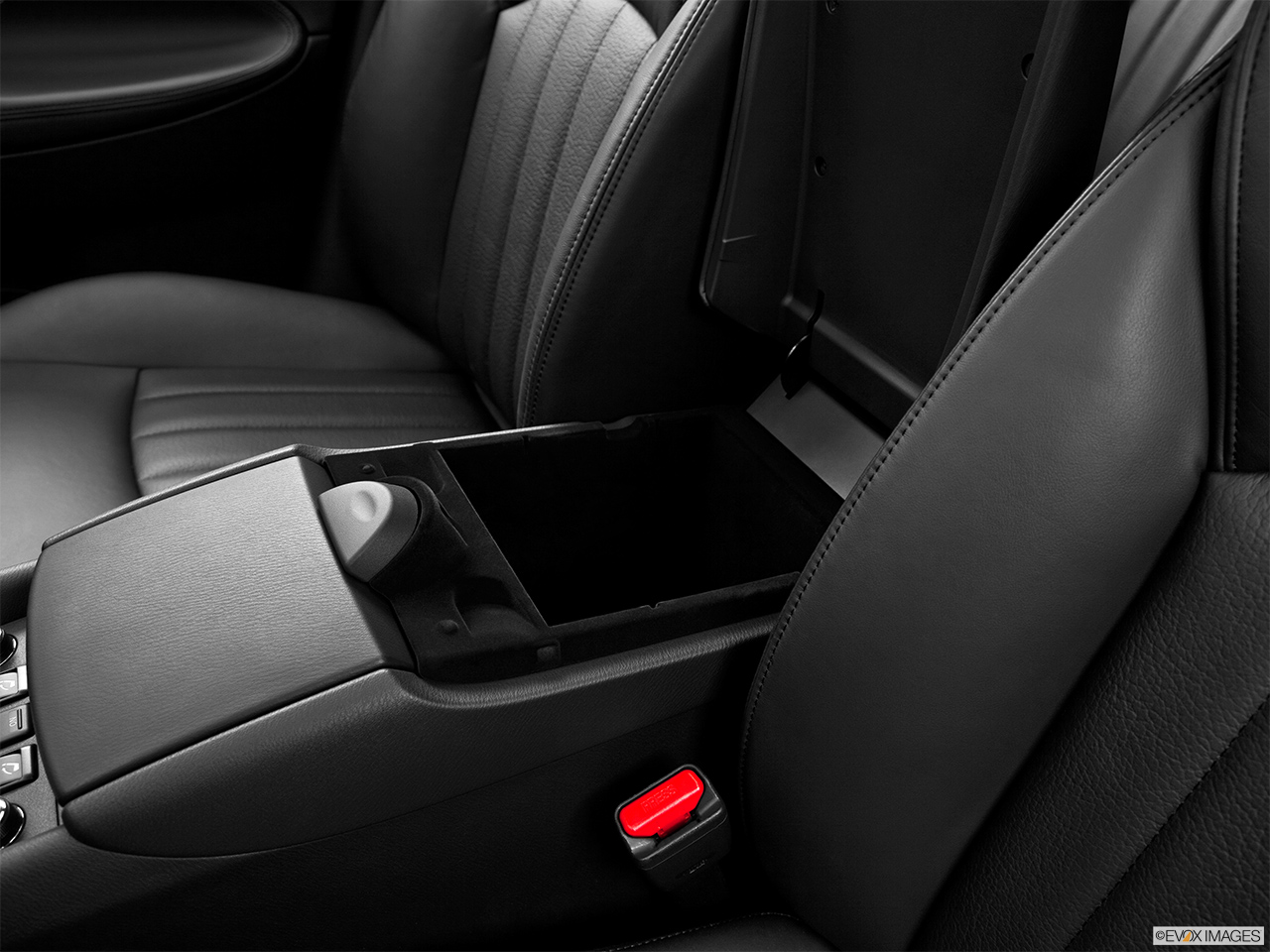 2013 Infiniti EX EX37 Journey AWD Front center divider. 