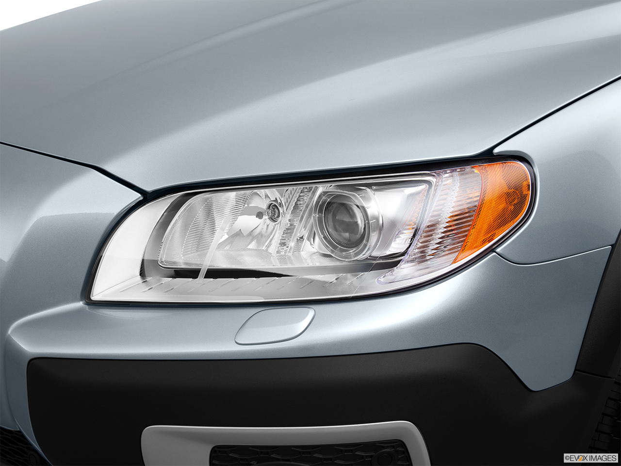 2013 Volvo XC70 T6 AWD Platinum Drivers Side Headlight. 