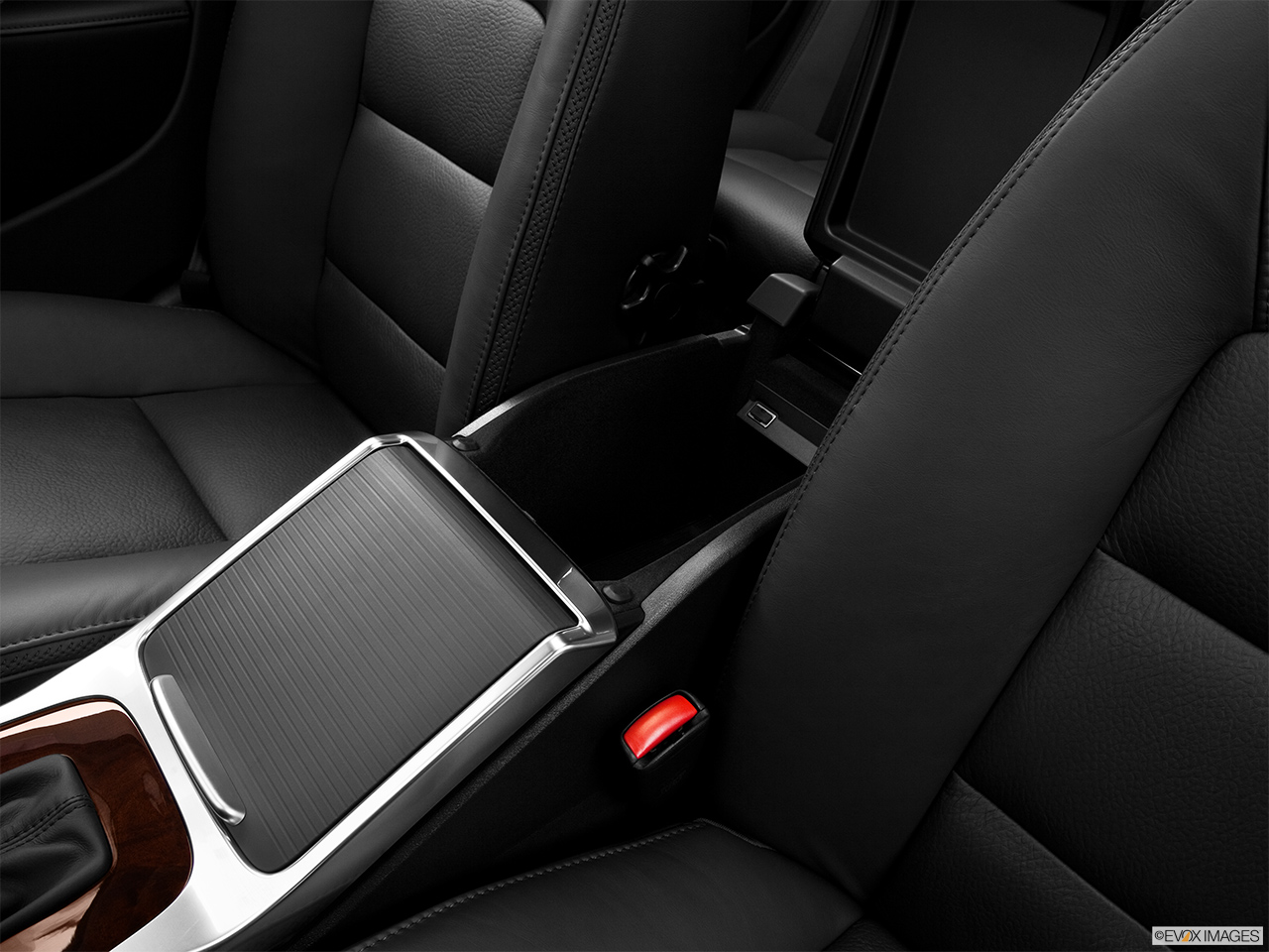 2013 Volvo XC70 T6 AWD Platinum Front center divider. 