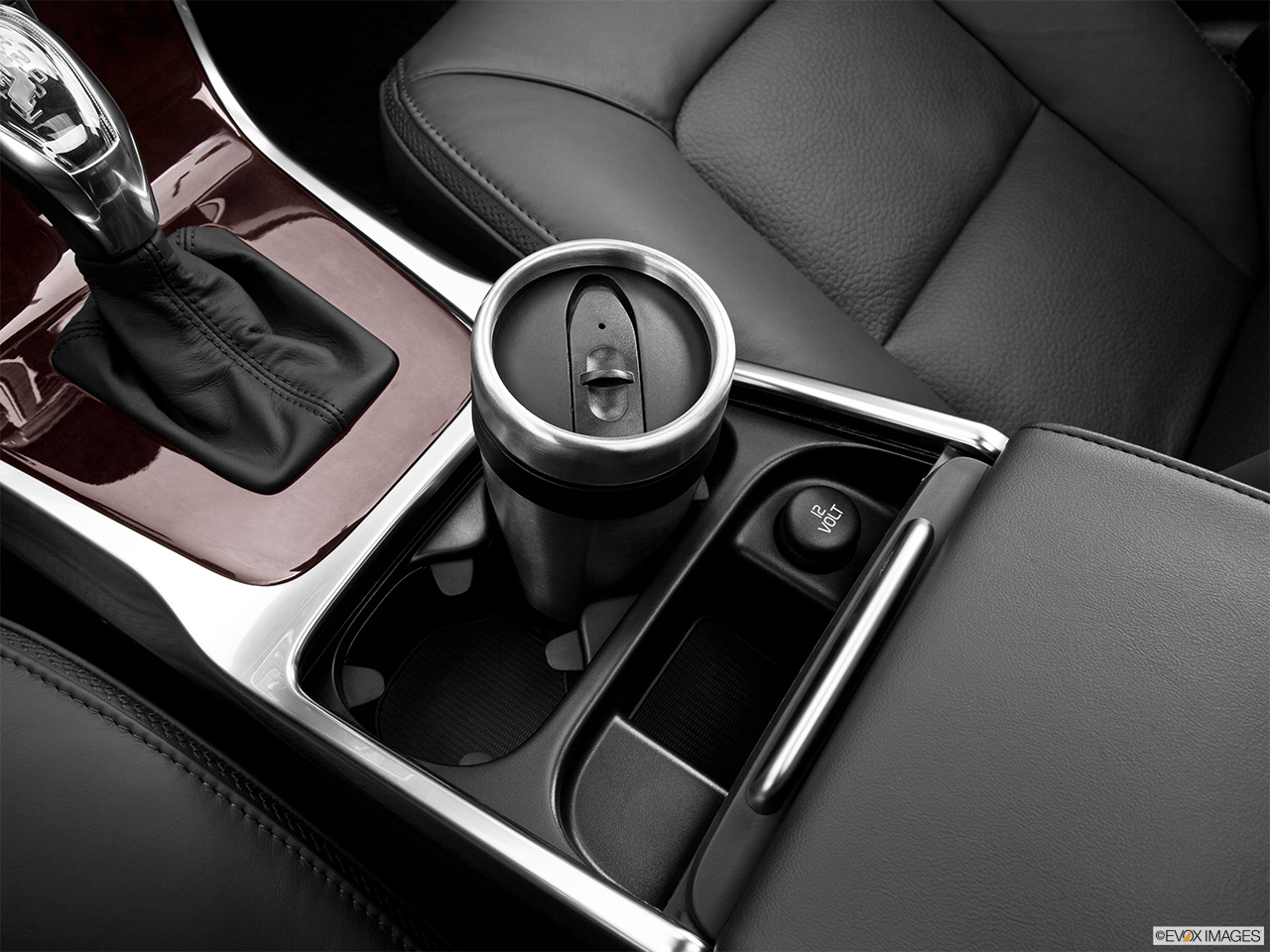 2013 Volvo XC70 T6 AWD Platinum Cup holder prop (primary). 