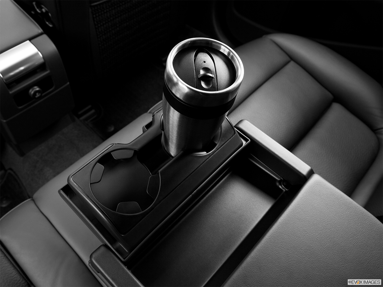 2013 Volvo XC70 T6 AWD Platinum Cup holder prop (quaternary). 