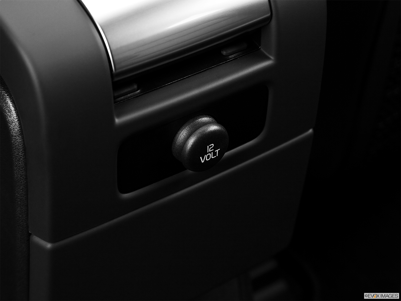 2013 Volvo XC70 T6 AWD Platinum Second power point. 