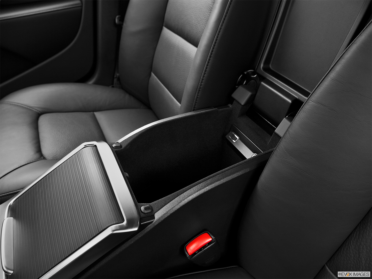 2013 Volvo S80 3.2 Platinum Front center divider. 