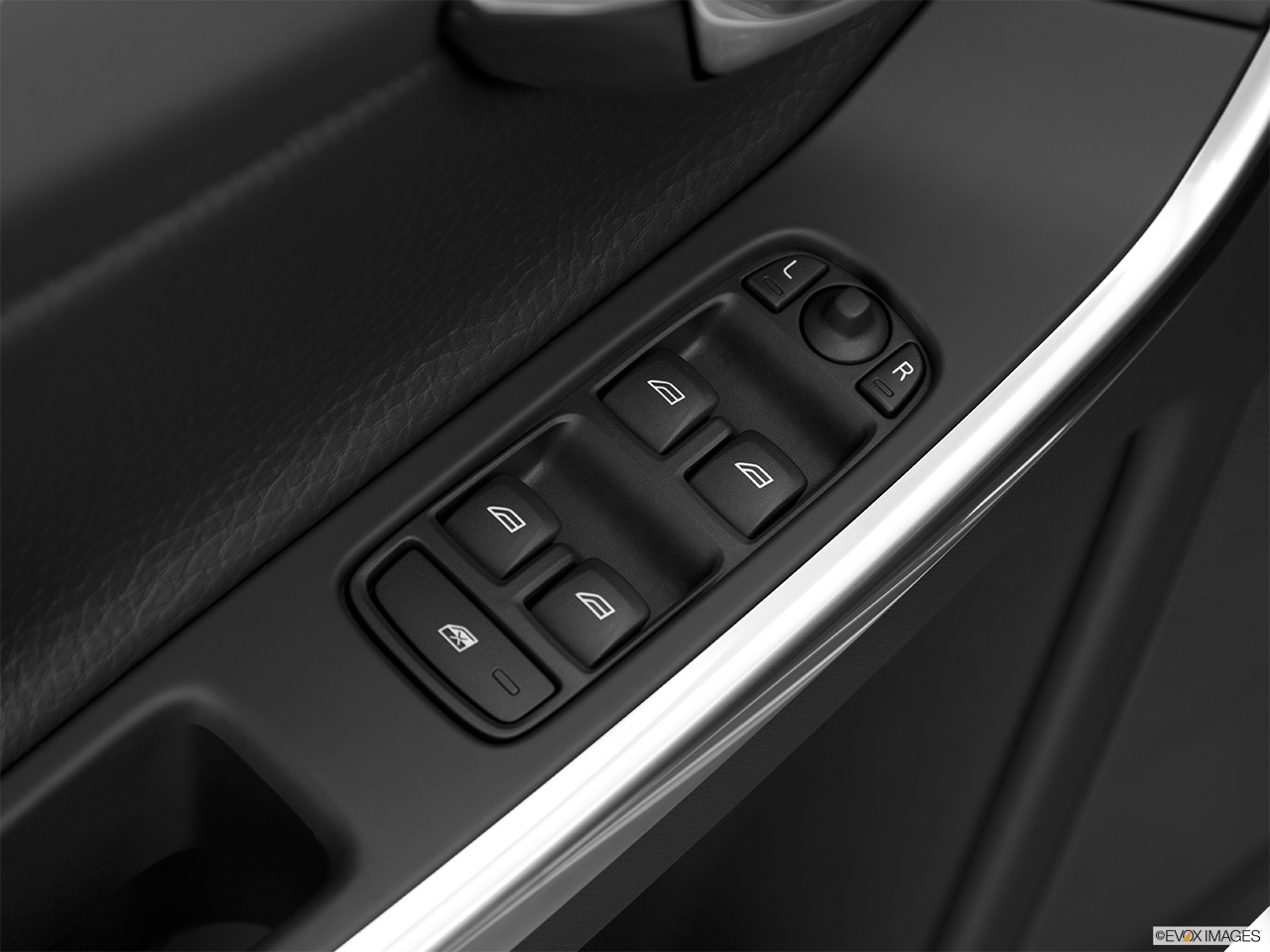 2014 Volvo XC60 T6 AWD Premier Plus Driver's side inside window controls. 