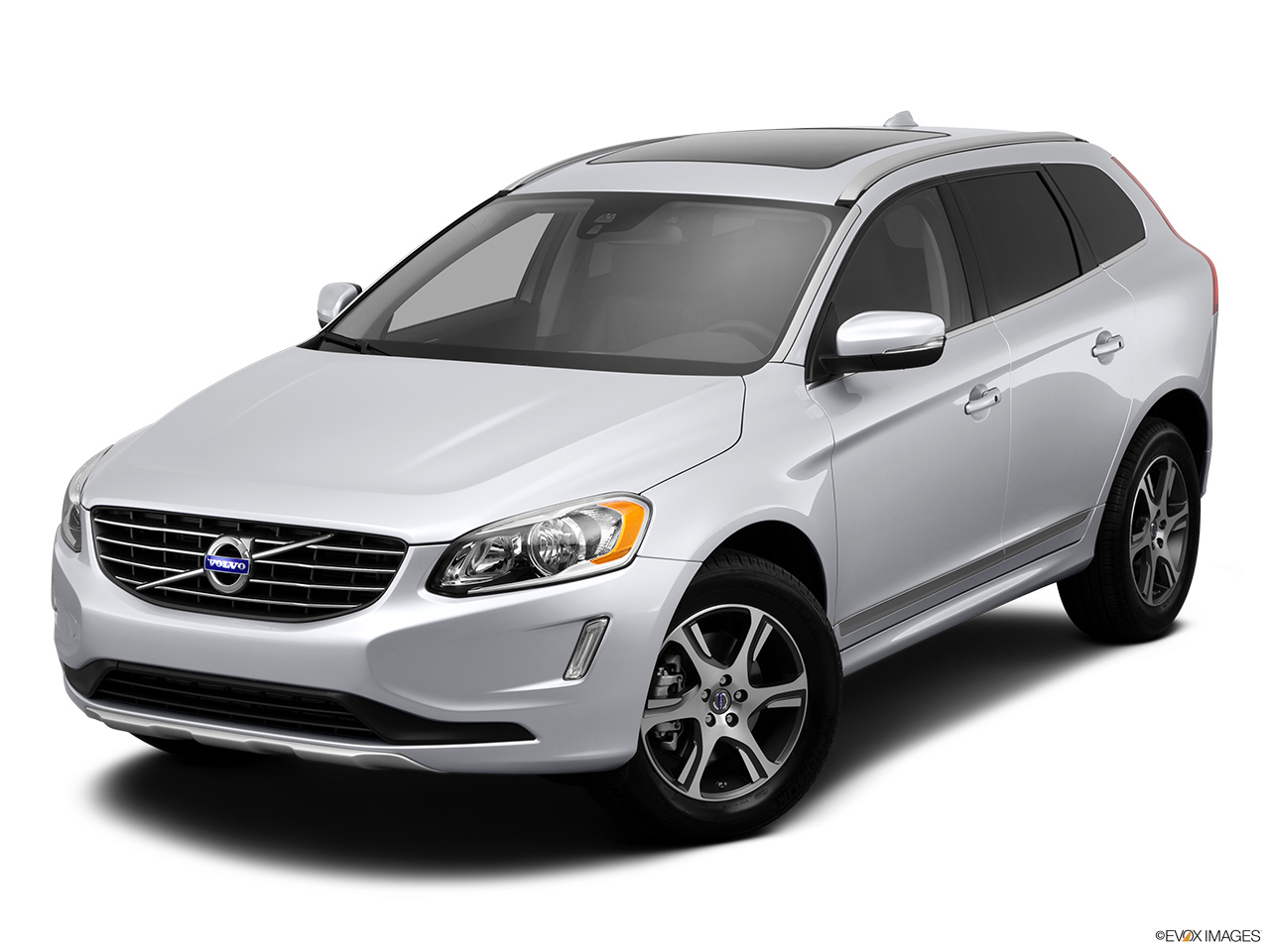 2014 Volvo XC60 T6 AWD Premier Plus Front angle view. 