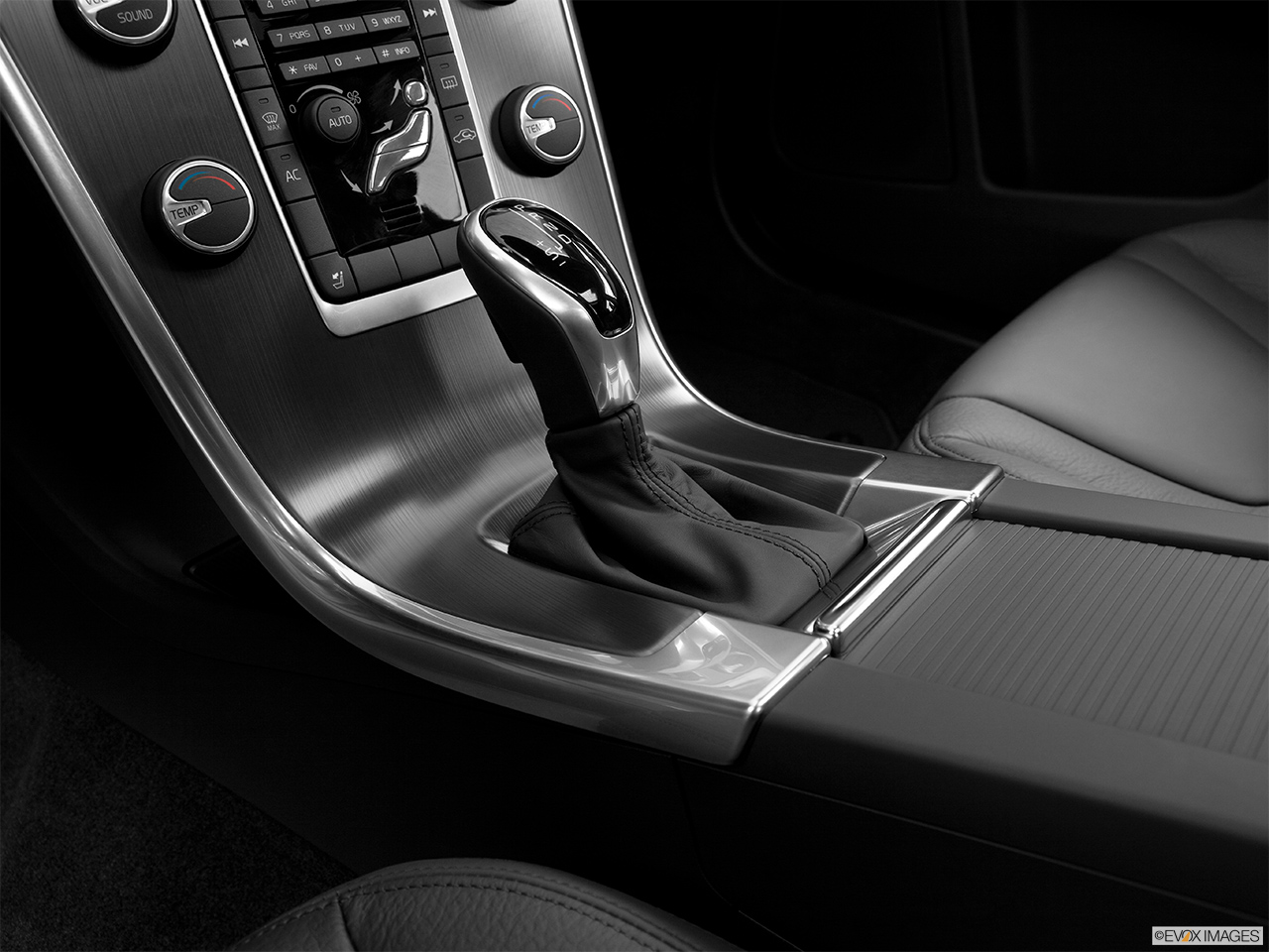 2014 Volvo XC60 T6 AWD Premier Plus Gear shifter/center console. 