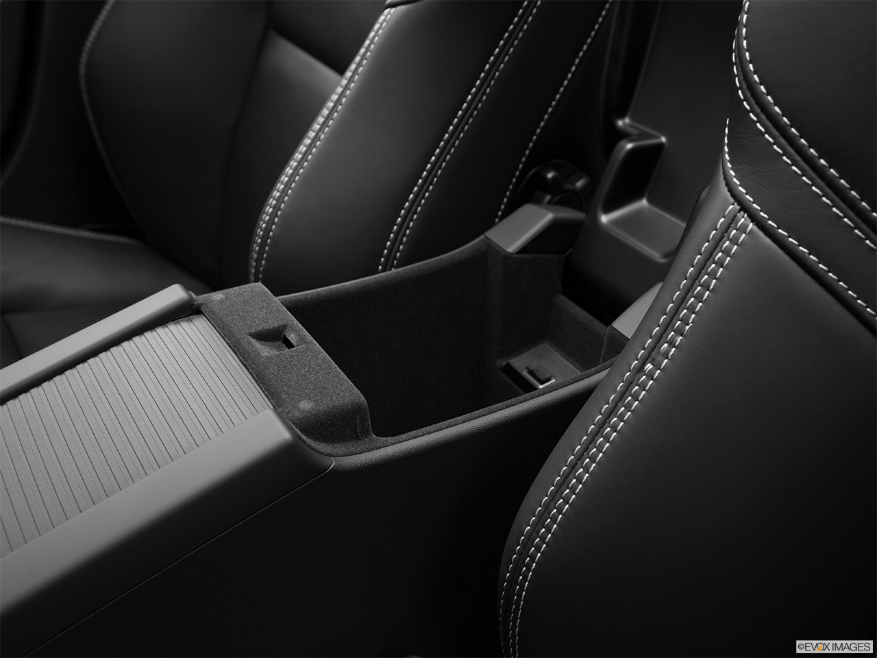 2014 Volvo S60 T5 FWD Premier Plus Front center divider. 