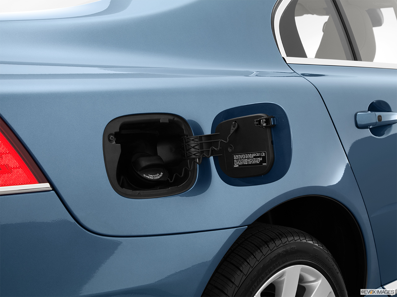 2014 Volvo S80 T6 AWD Platinum Gas cap open. 