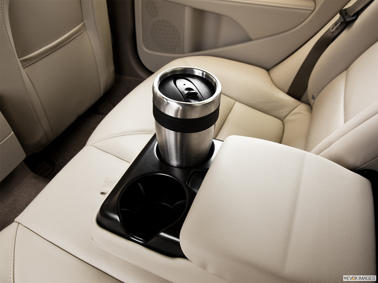 2014 Volvo S80 T6 AWD Platinum Cup holder prop (quaternary). 
