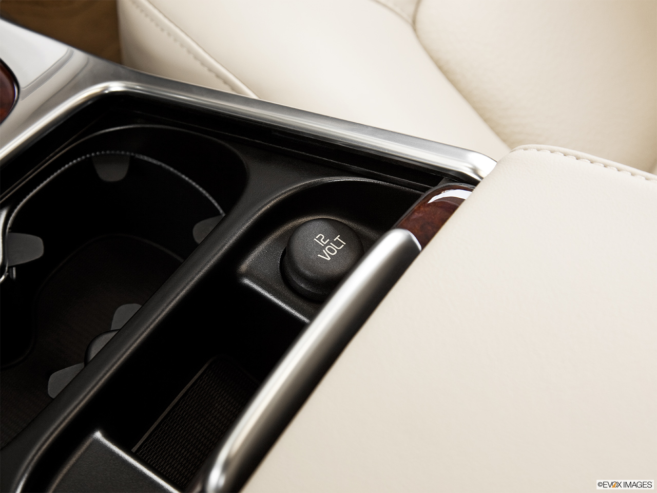 2014 Volvo S80 T6 AWD Platinum Main power point. 