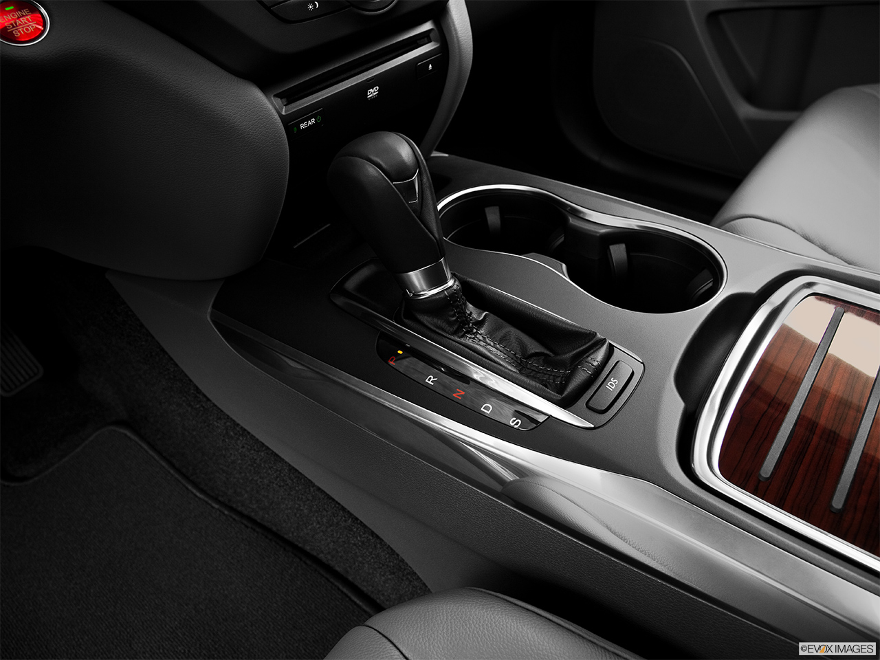 2014 Acura MDX SH-AWD Gear shifter/center console. 