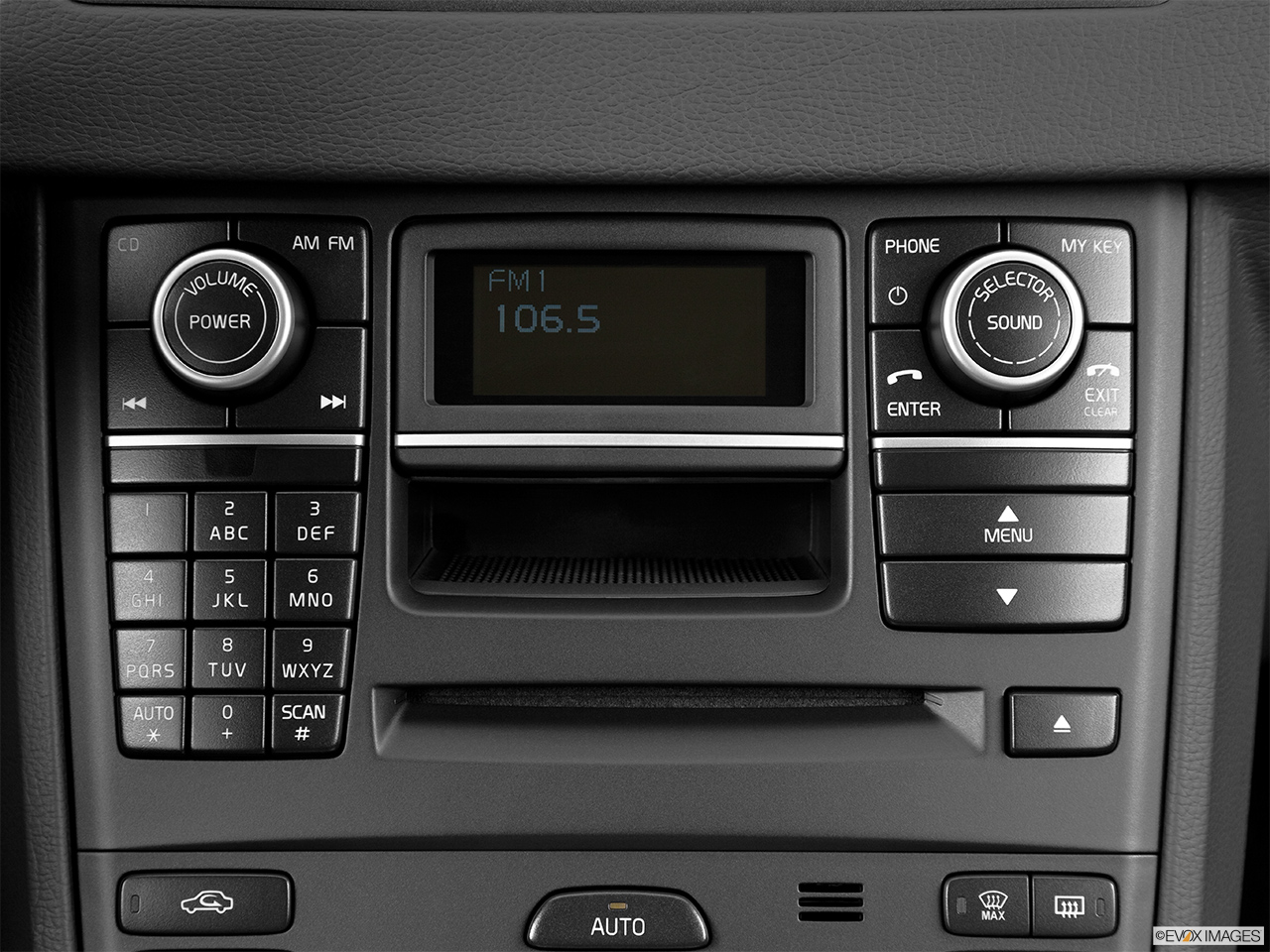 2014 Volvo XC90 3.2 FWD Premier Plus Closeup of radio head unit 