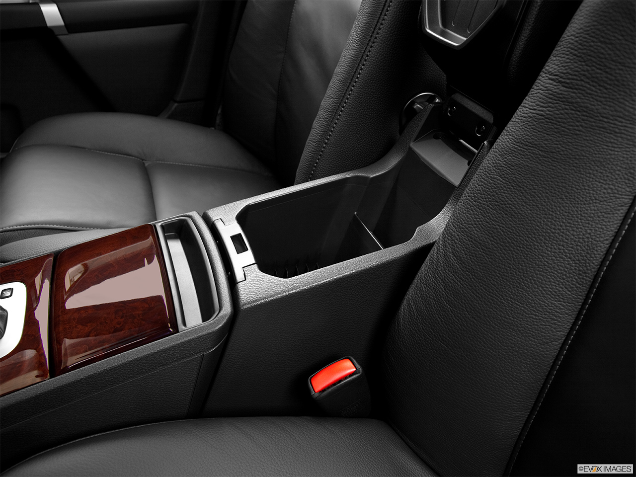 2014 Volvo XC90 3.2 FWD Premier Plus Front center divider. 