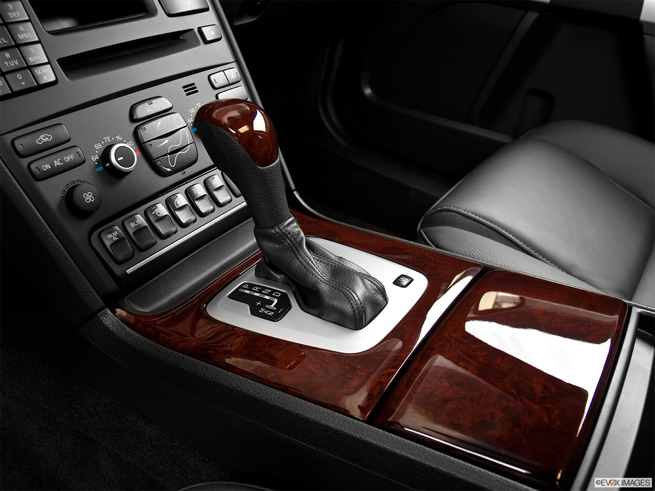 2014 Volvo XC90 3.2 FWD Premier Plus Gear shifter/center console. 