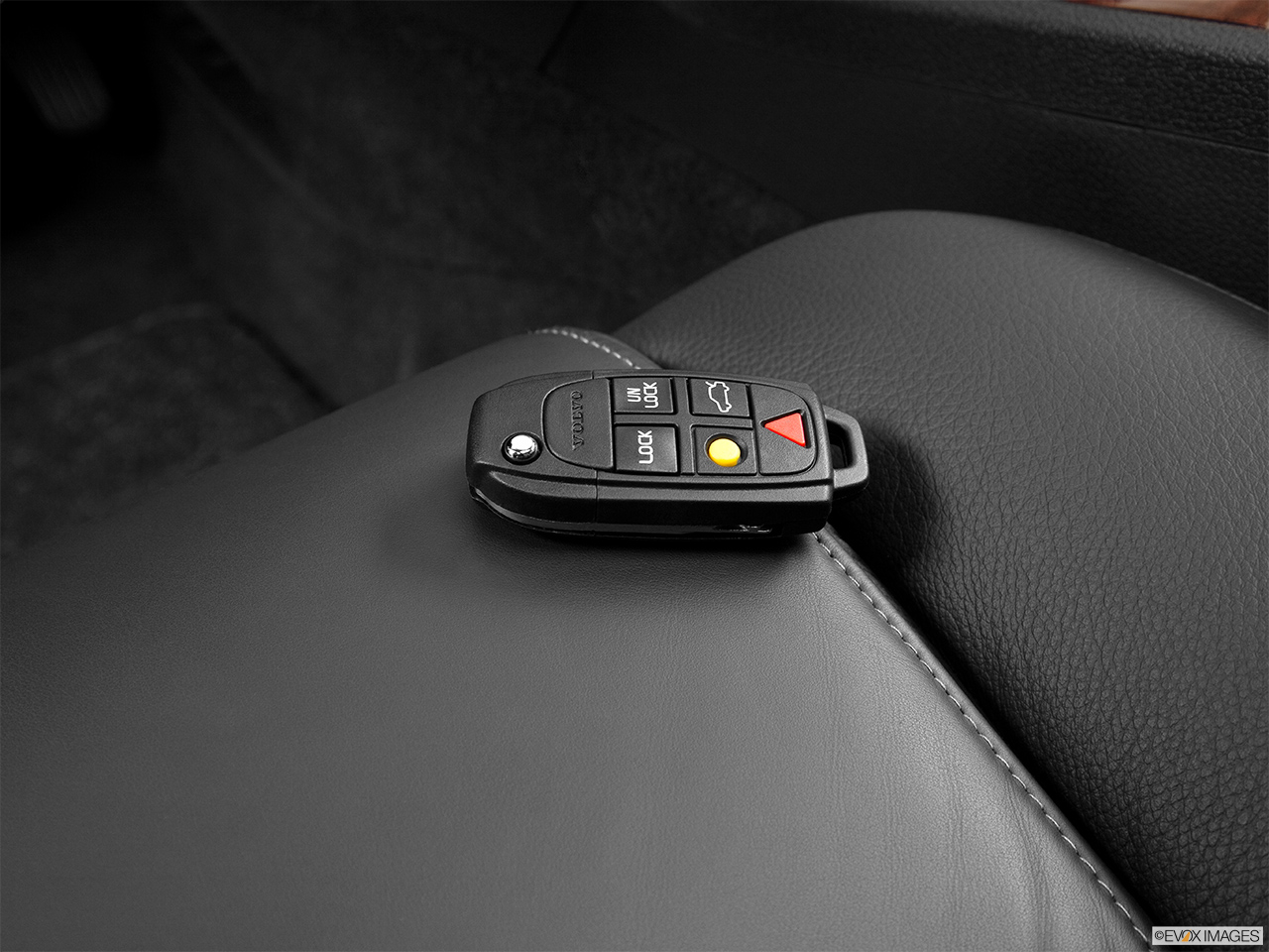 2014 Volvo XC90 3.2 FWD Premier Plus Key fob on driver's seat. 