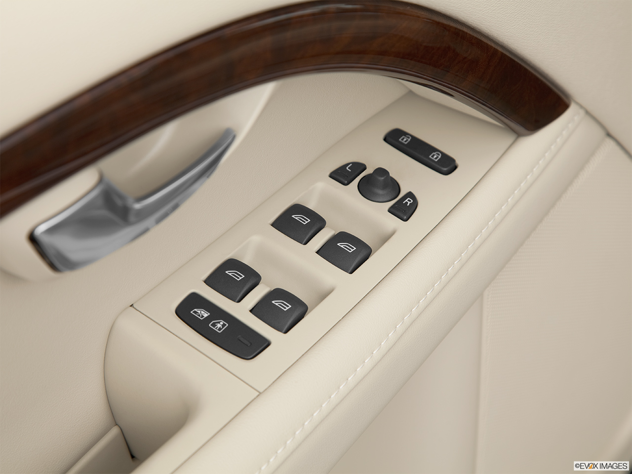2014 Volvo XC70 3.2 AWD Premier Plus Driver's side inside window controls. 