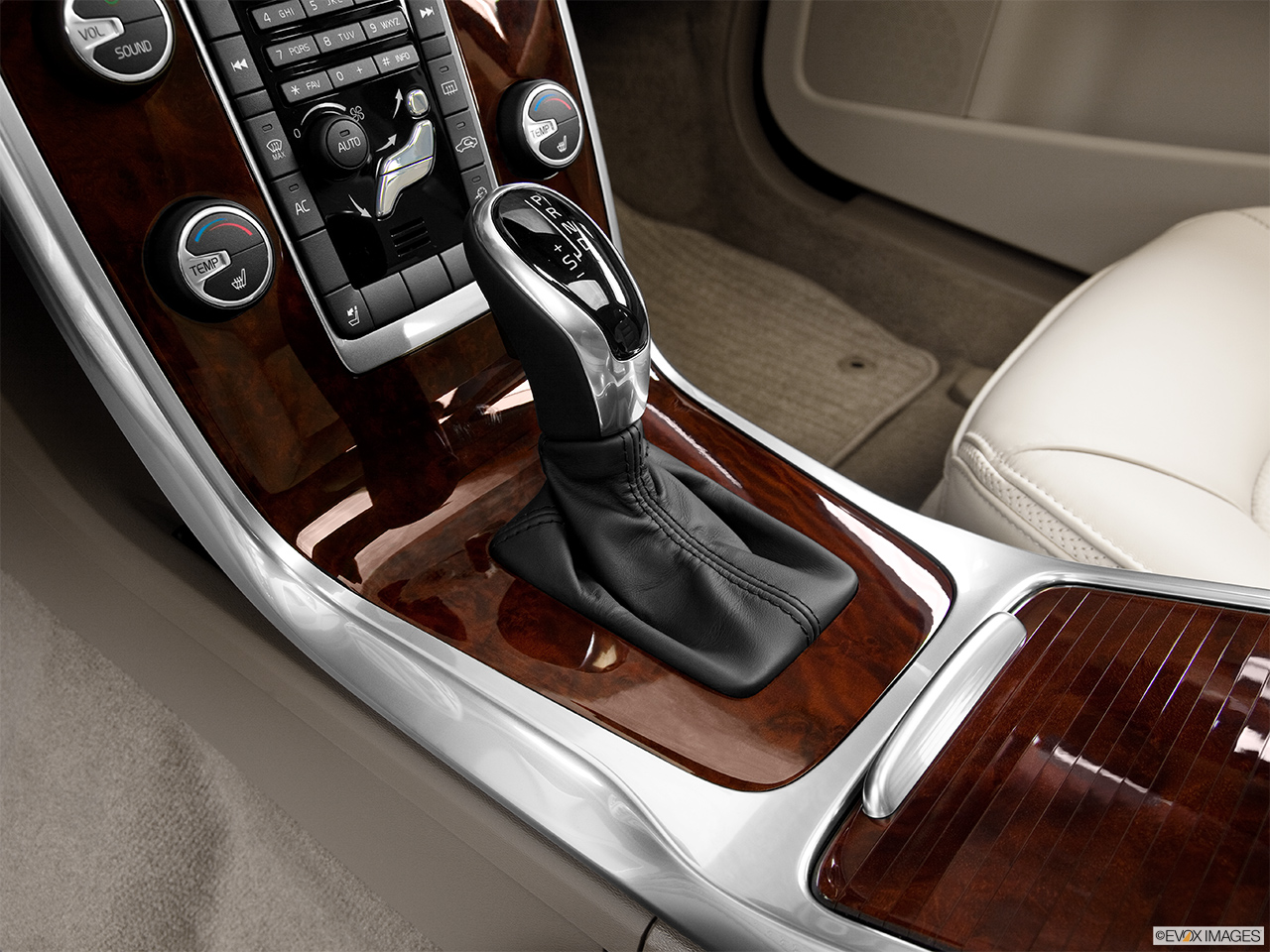 2014 Volvo XC70 3.2 AWD Premier Plus Gear shifter/center console. 