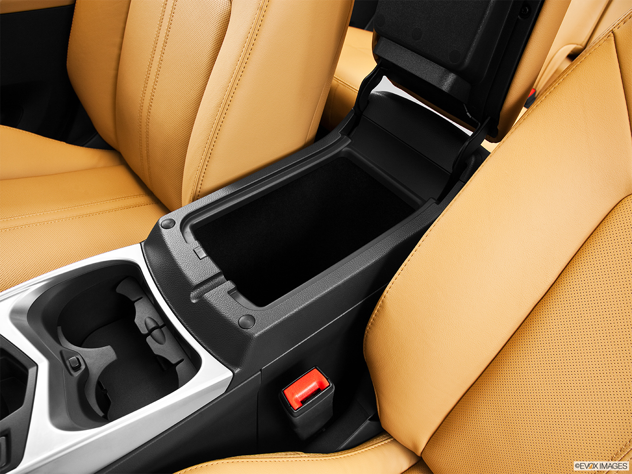 2014 Cadillac SRX Luxury Front center divider. 