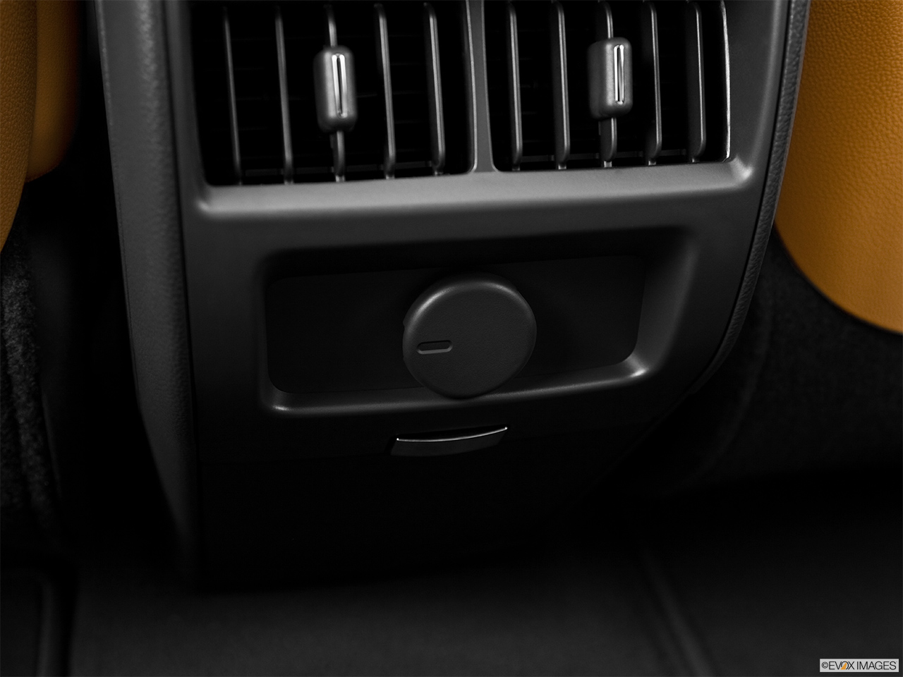 2014 Cadillac SRX Luxury Second power point. 
