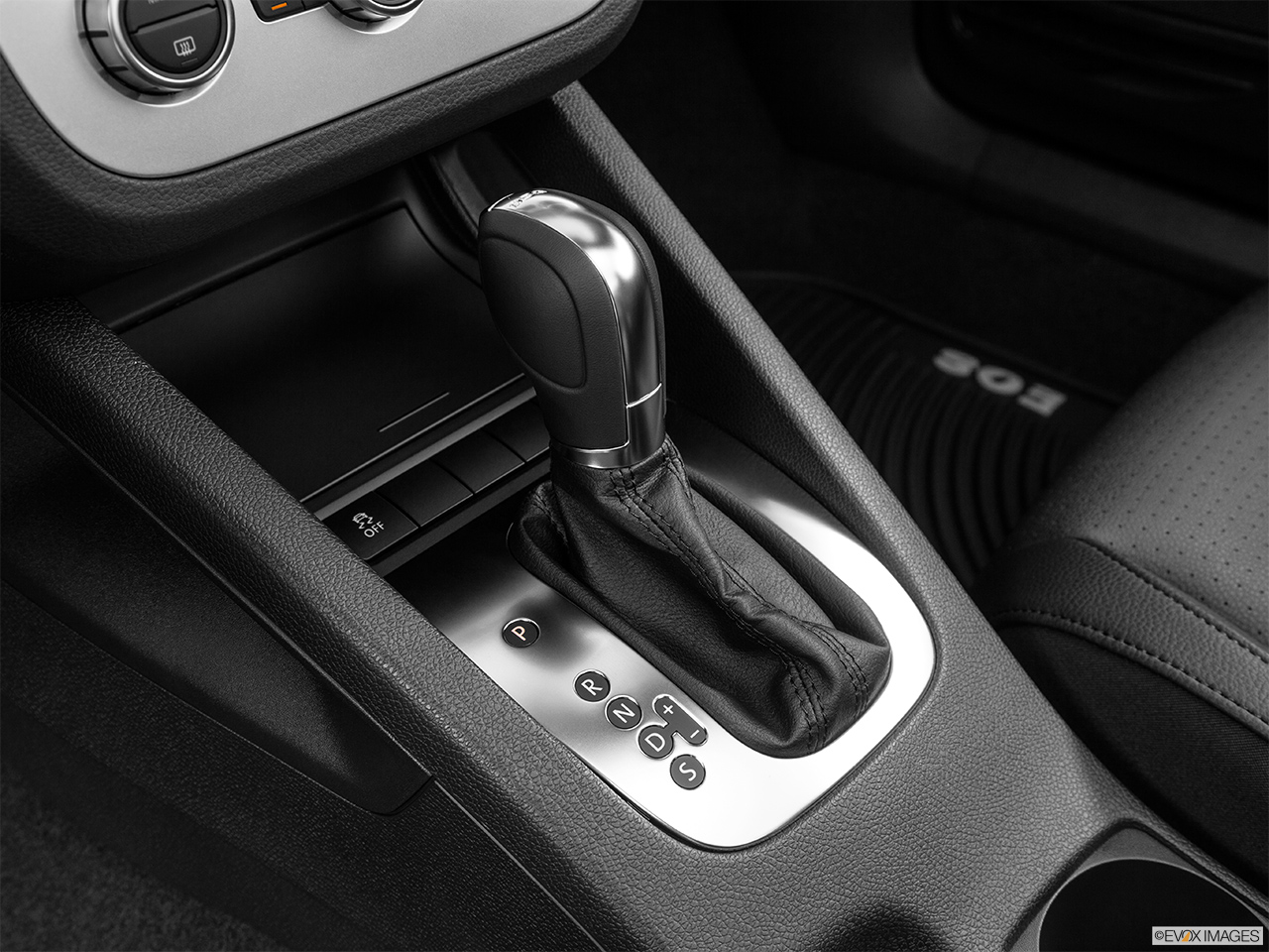 2014 Volkswagen Eos Komfort Gear shifter/center console. 