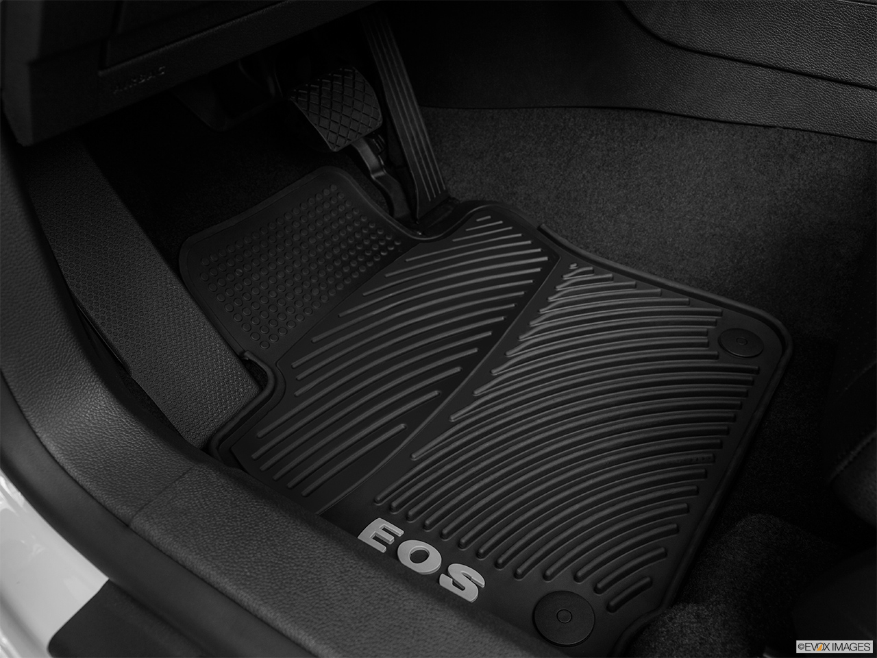 2014 Volkswagen Eos Komfort Driver's floor mat and pedals. Mid-seat level from outside looking in. 