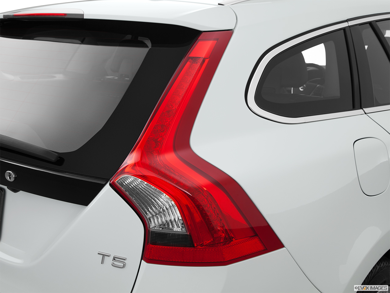 2015 Volvo V60 Premier Plus Passenger Side Taillight. 