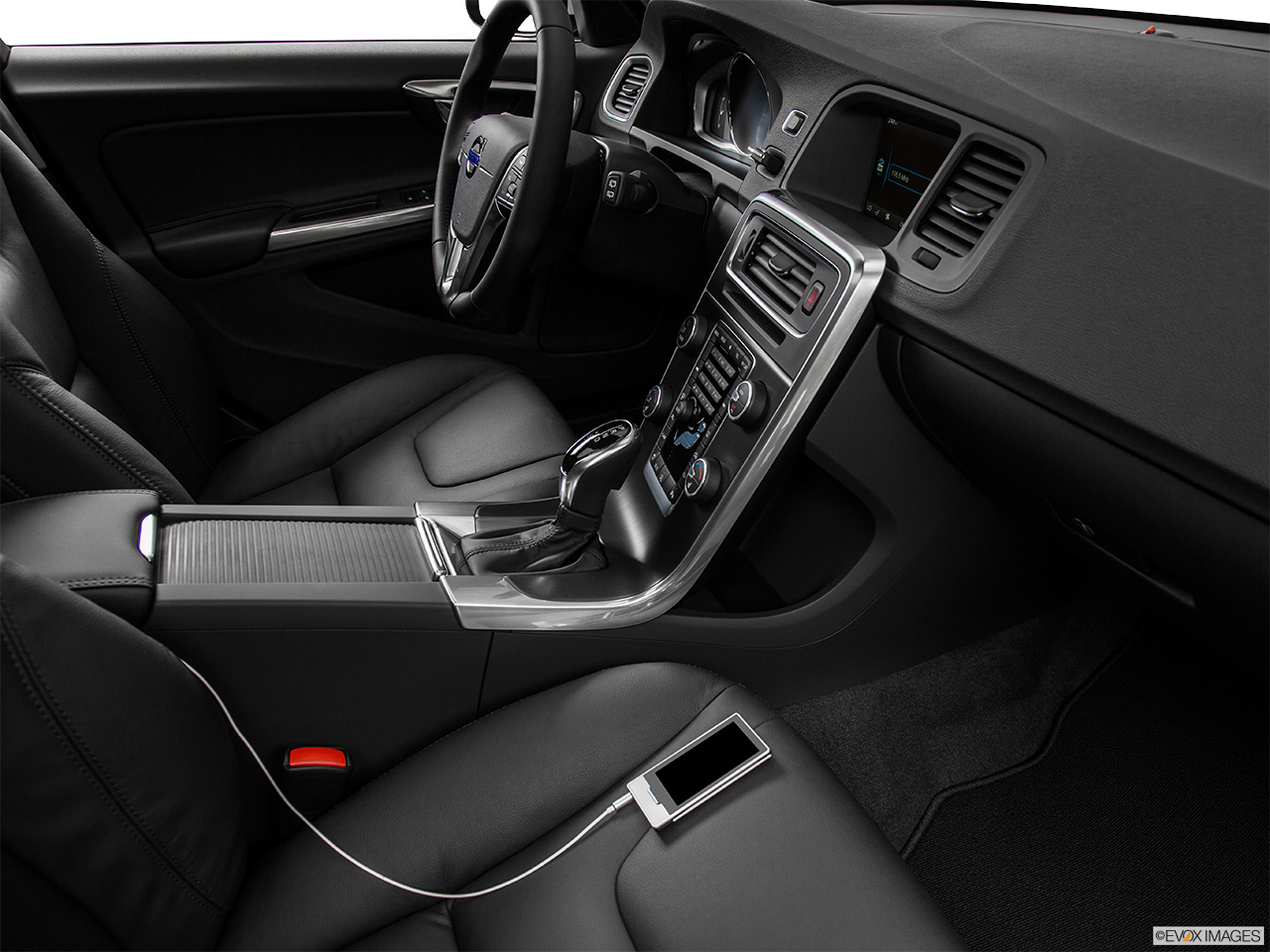 2015 Volvo V60 Premier Plus Zune and auxiliary jack 