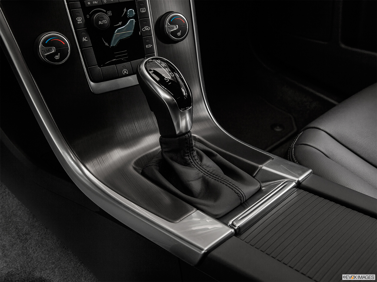 2015 Volvo XC60 Premier Gear shifter/center console. 