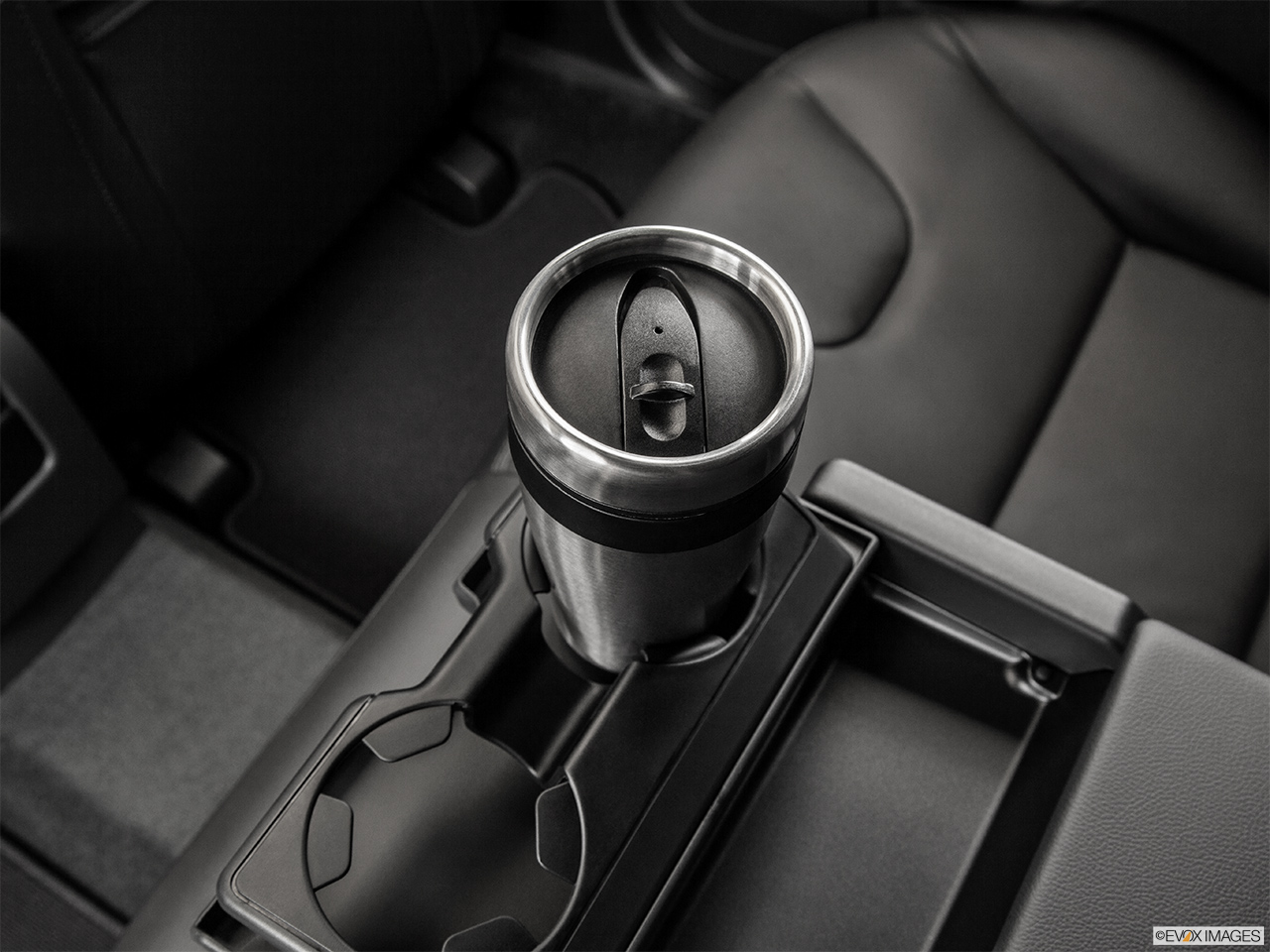 2015 Volvo XC60 Premier Cup holder prop (quaternary). 