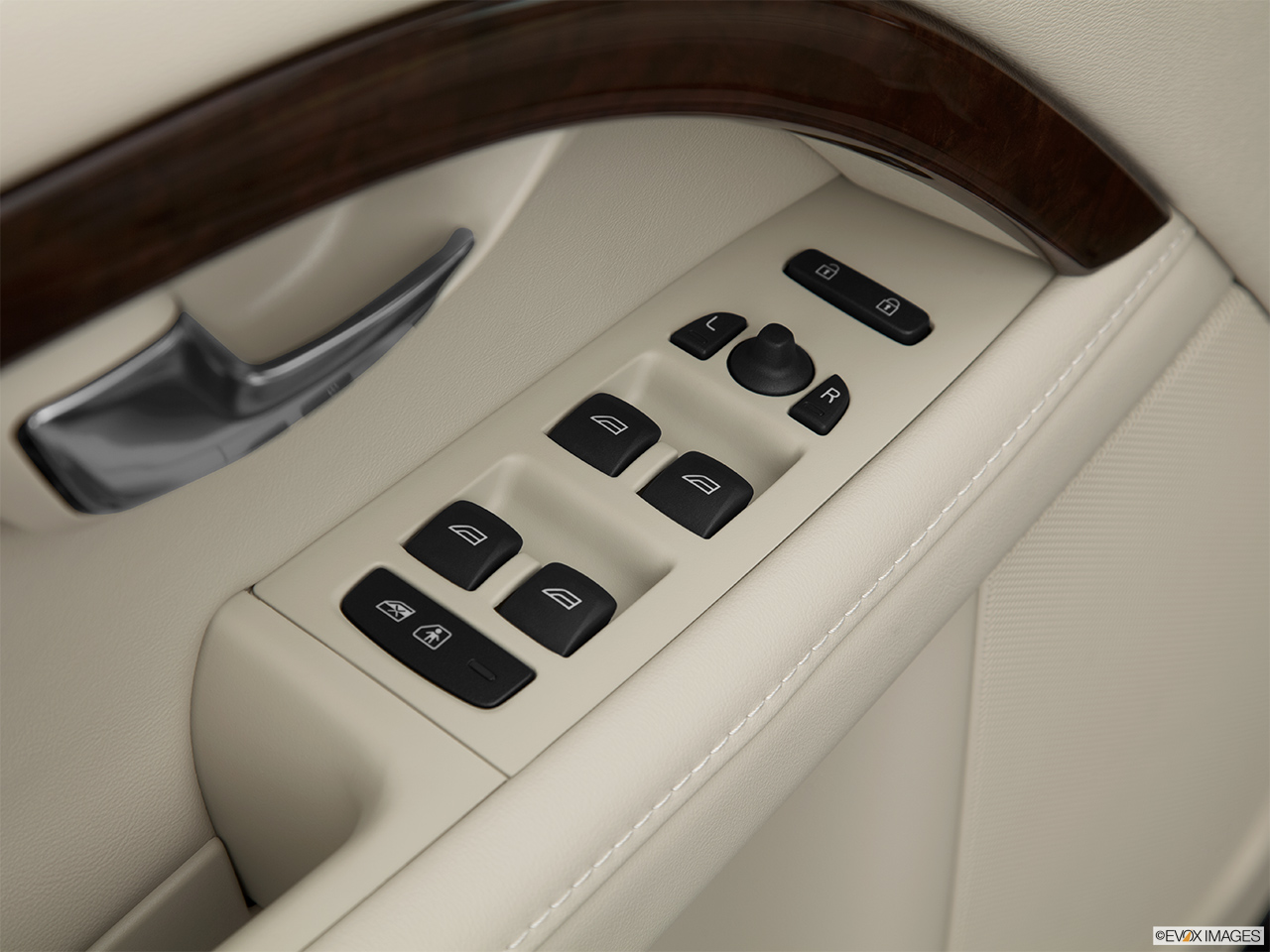 2015 Volvo XC70 Premier Plus Driver's side inside window controls. 