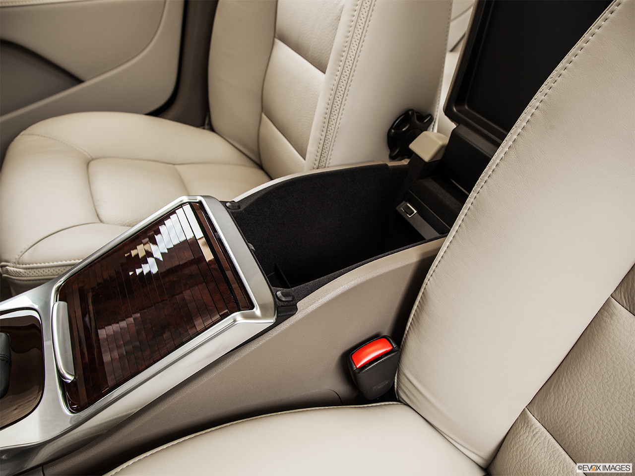 2015 Volvo XC70 Premier Plus Front center divider. 