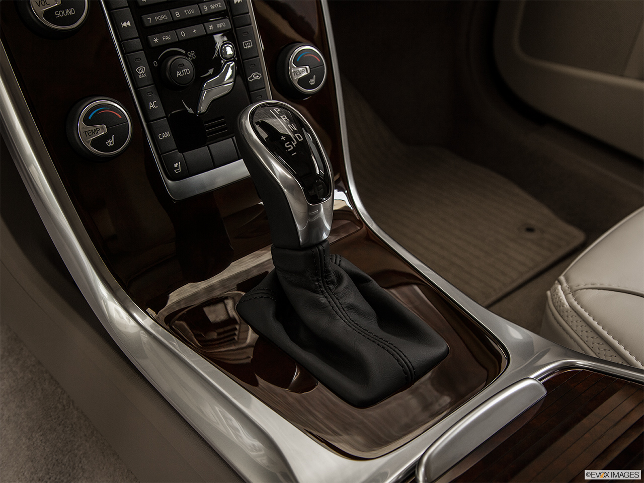 2015 Volvo XC70 Premier Plus Gear shifter/center console. 
