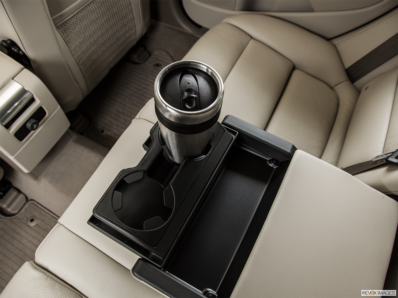 2015 Volvo XC70 Premier Plus Cup holder prop (quaternary). 