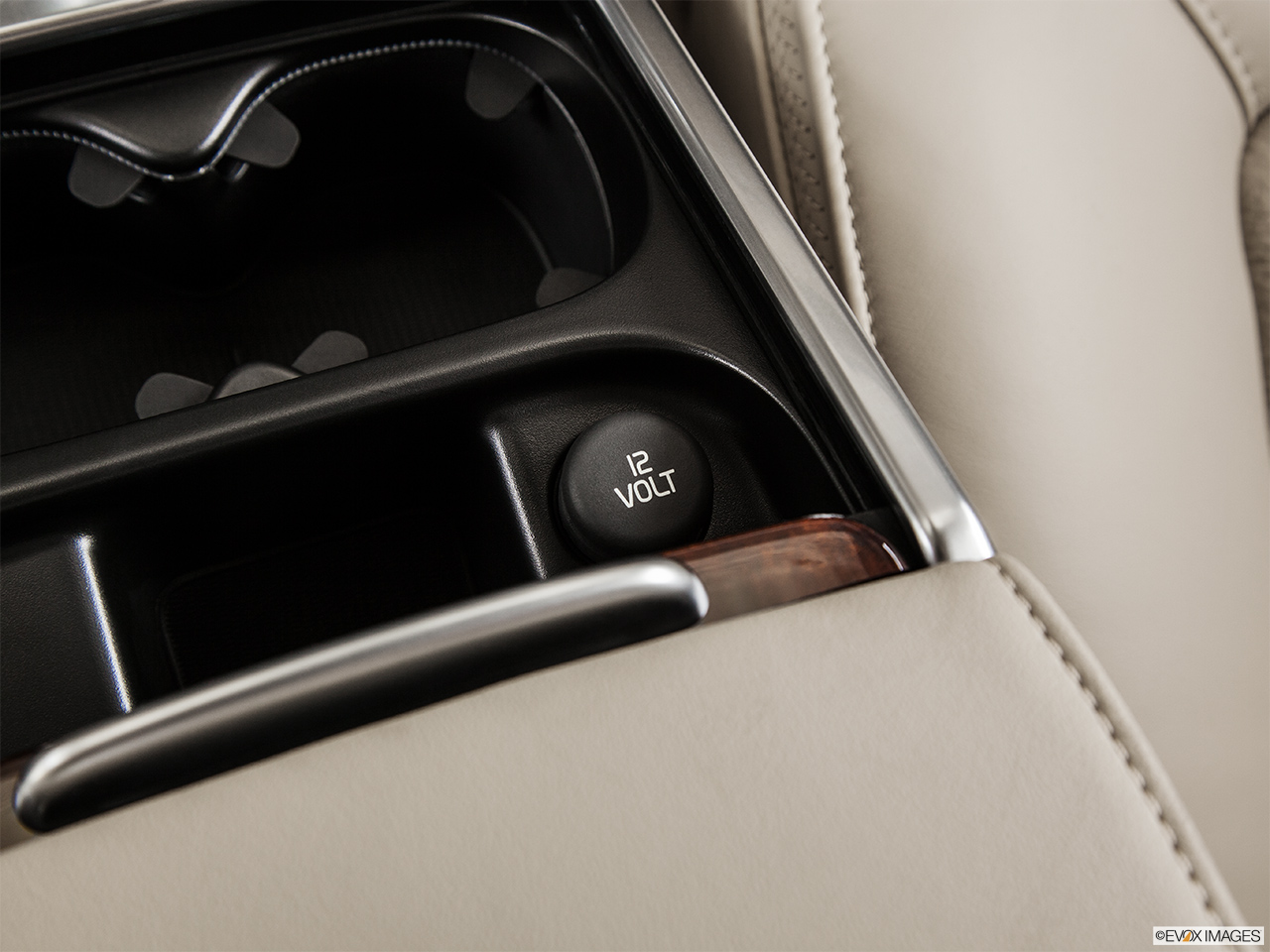 2015 Volvo XC70 Premier Plus Main power point. 