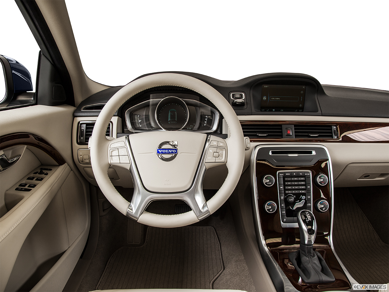 2015 Volvo XC70 Premier Plus Steering wheel/Center Console. 