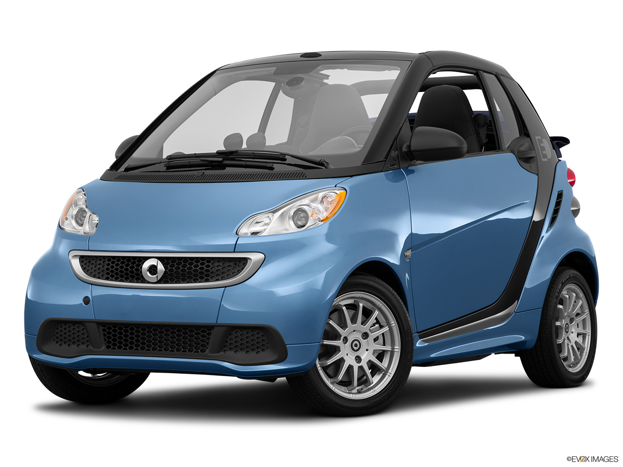 2014 Smart Fortwo Electric Drive Base Front angle medium view. 