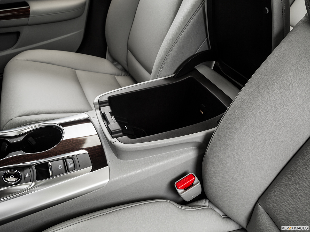 2015 Acura TLX 3.5 V-6 9-AT P-AWS Front center divider. 